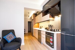 Réfrigérateur, un four, surface de cuisson, lave-vaisselle