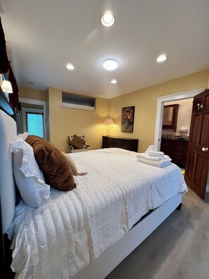 2 bedrooms, iron/ironing board, WiFi, bed sheets - Beautiful Apt located in the heart of Newport RI. (Newport)
