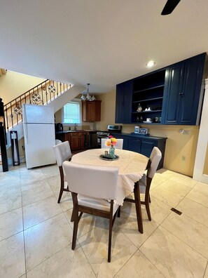 Dining - Beautiful Apt located in the heart of Newport RI. (Newport)