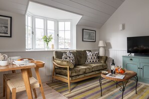 TV, stereo - The Gate House -  a cottage that sleeps 4 guests  in 2 bedrooms (Dartmouth)