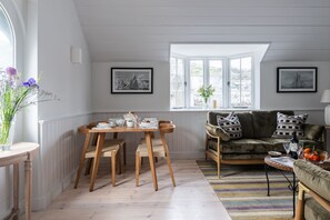 Dining - The Gate House -  a cottage that sleeps 4 guests  in 2 bedrooms (Dartmouth)