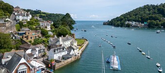 The Gate House - a cottage that sleeps 4 guests in 2 bedrooms