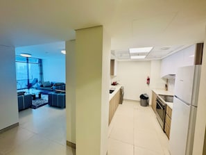 Private kitchen - Wow Amazing BurjKhalifa Sea SunSet Ship (Dubai)