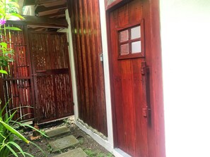 บ้านพัก, 2 ห้องนอน, ลานระเบียง, วิวสวน | ทางเข้าที่พัก