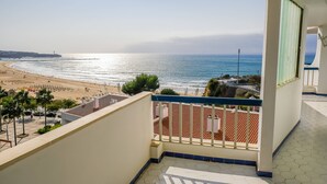 A balcony with a view of a beach and ocean. - Apartament Sea view Concorde (Portimão)