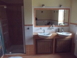 Bidet, savon, papier toilette