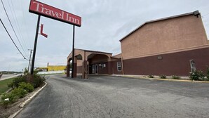 A Travel Inn with a large building and a covered entrance area. - Travel Inn San Antonio (San Antonio)