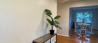 Charming 3-bedroom house in wonderful Great Falls with WiFi, AC