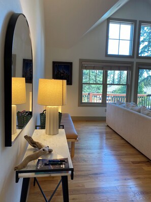 TV connectée, cheminée, livres, écrans d'ordinateur