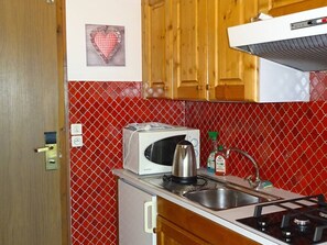 Fridge, microwave, oven, coffee/tea maker