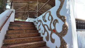 A staircase with wooden steps and a wall with a decorative pattern. - Silver Rock Hotel (Malindi)