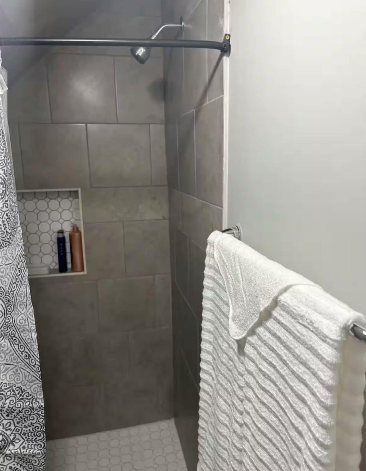 Dusj, hårføner, håndklær og såpe
