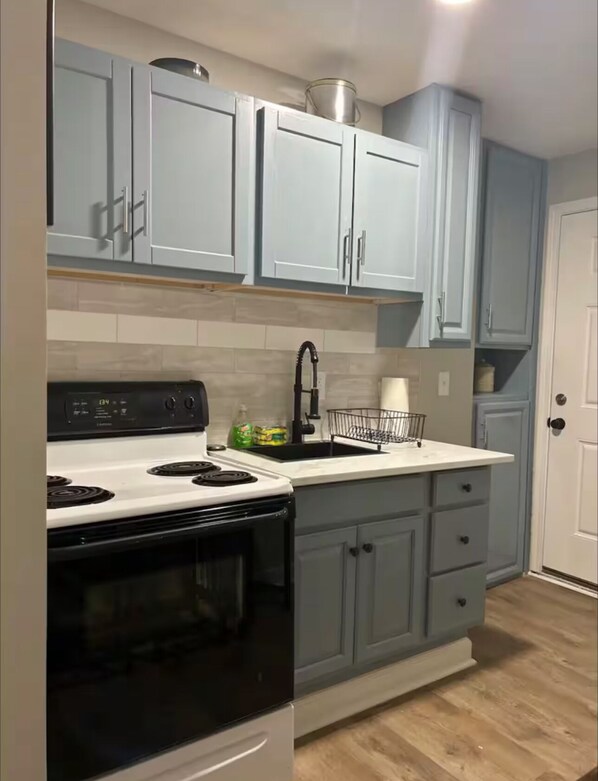 Microondas, horno, placa de cocina