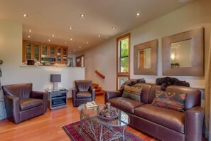 Una televisión, una chimenea