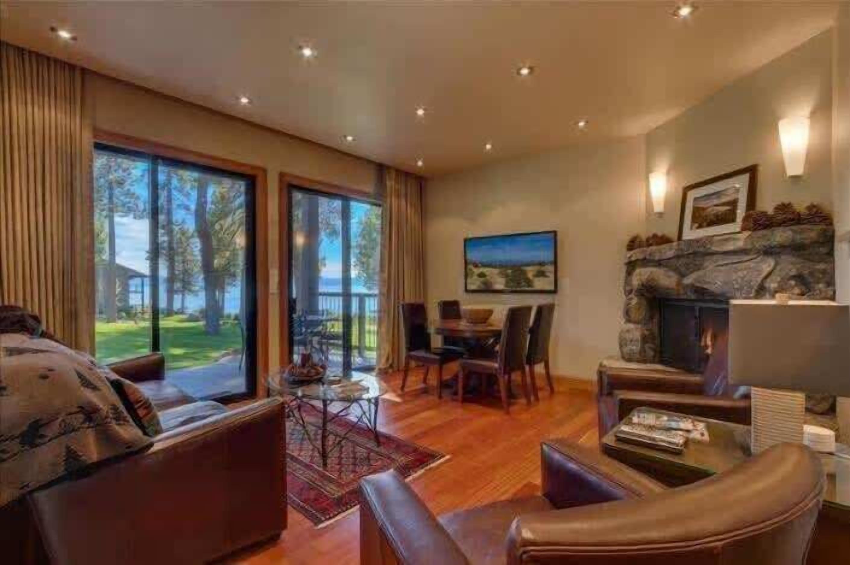 Televisión y chimenea 