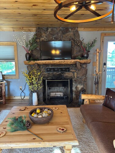 1930’s Woodland Park Cabin: Rustic & Romantic