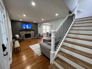 Smart TV - 3 Bedroom House minutes to Downtown Charleston WV (Charleston)