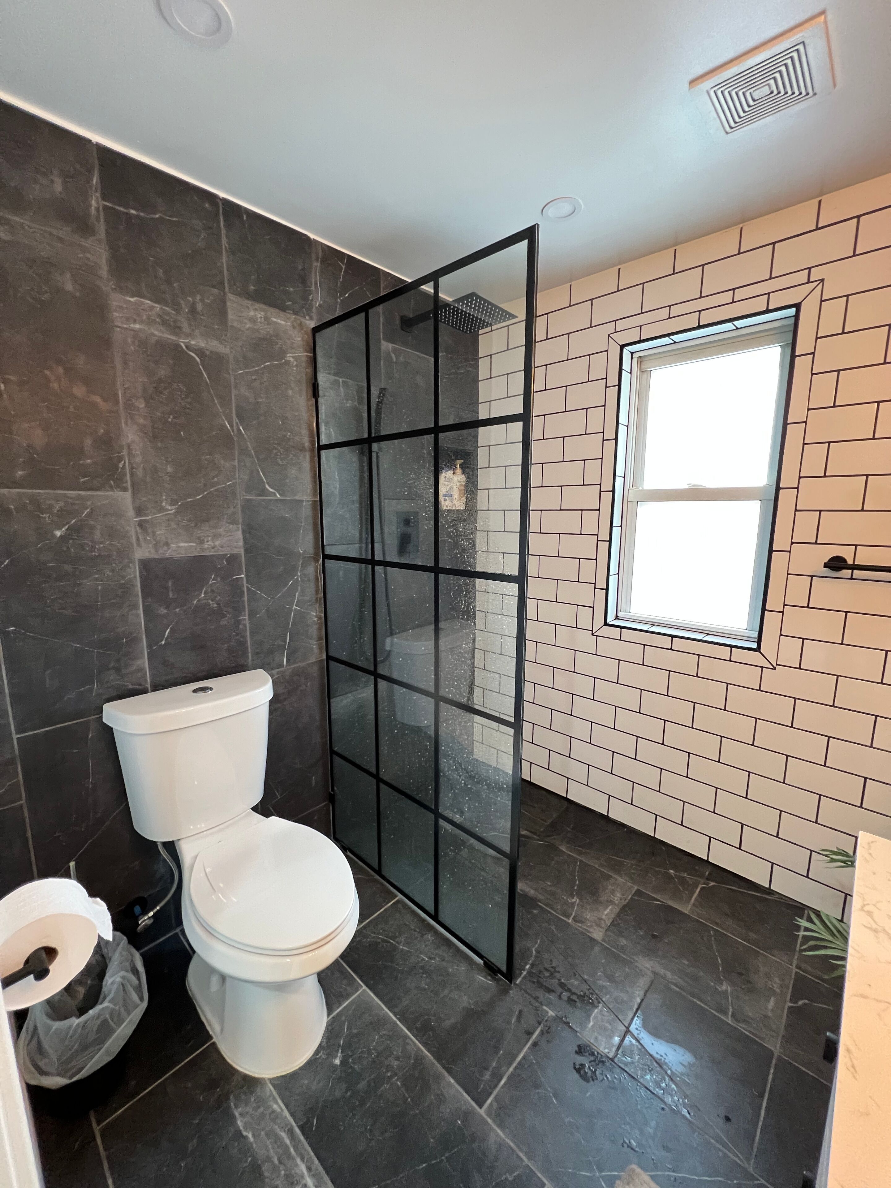 Douche, sèche-cheveux, serviettes fournies, papier toilette