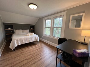 3 bedrooms, desk, iron/ironing board, free WiFi - 3 Bedroom House minutes to Downtown Charleston WV (Charleston)