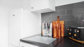 Frigorifero, microonde, forno, piano cottura