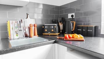 Frigorifero, microonde, forno, piano cottura