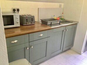 Fridge, microwave, oven, stovetop - Charming Farm Stay in Dorset. Cozy Self Catering Apartment with scenic views. (Wareham)