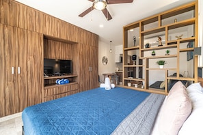 Tabla de planchar con plancha, wifi gratis y ropa de cama