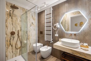 Comfort Apartment, 1 King Bed with Sofa bed, Non Smoking | Bathroom