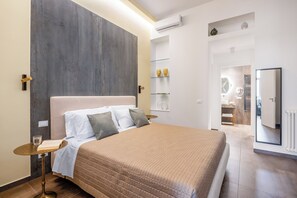Apartament Comfort, 1 llit de matrimoni gran i sofà llit, s'admeten animals de companyia | 1 dormitori, caixa forta a l'habitació i cortines opaques