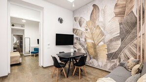 Leilighet – comfort, 1 kingsize-seng med sovesofa, kjæledyr tillatt | 1 soverom, safe på rommet, blendingsgardiner og strykejern/-brett