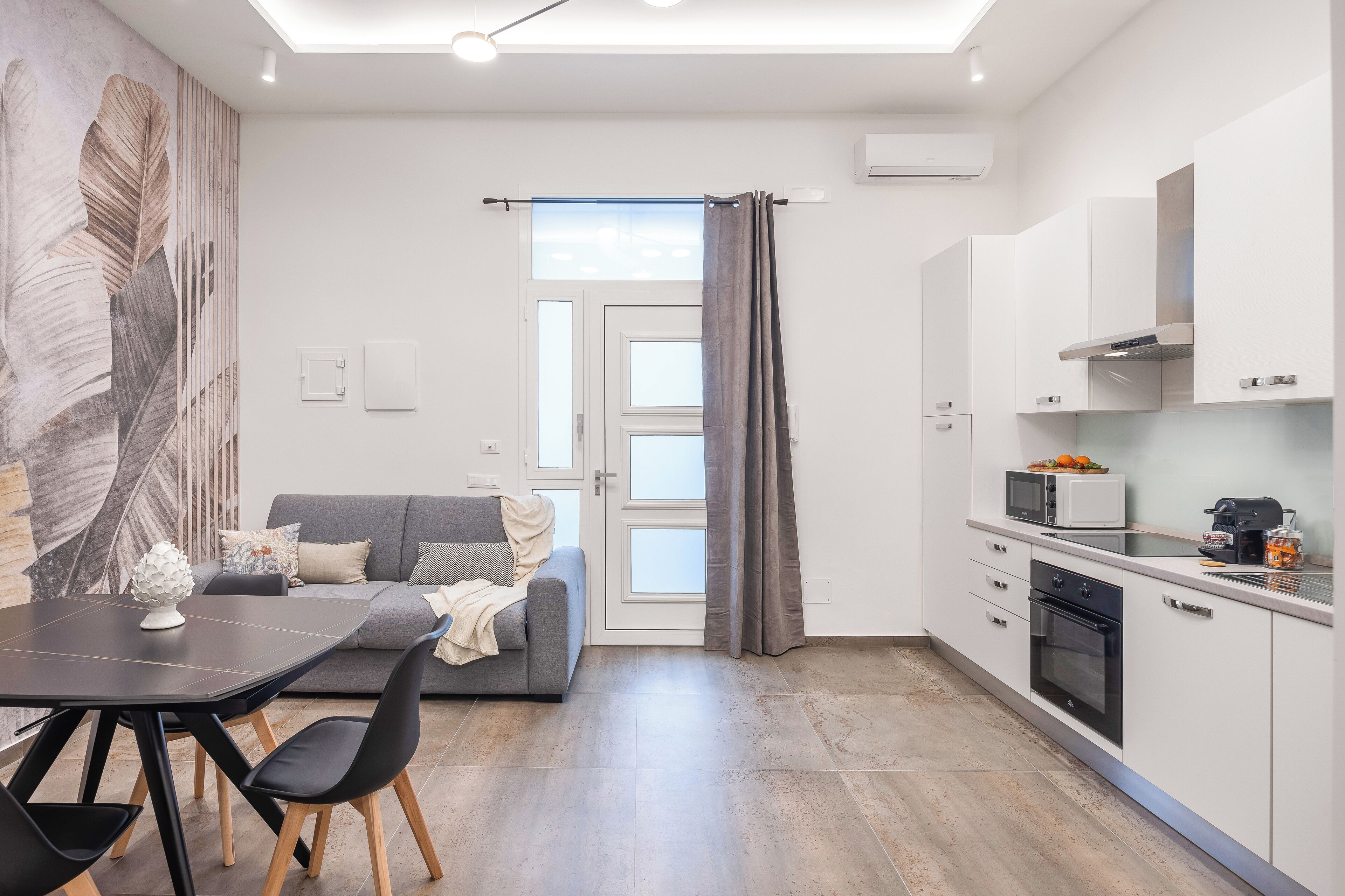 Comfort-lejlighed - 1 kingsize-seng med sovesofa - kæledyr tilladt | Opholdsområde | 55-tommers smart-tv med satellitkanaler, Netflix, smarte højttalere