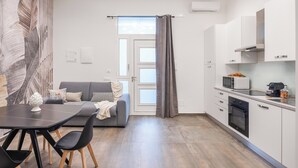 Leilighet – comfort, 1 kingsize-seng med sovesofa, kjæledyr tillatt | Oppholdsområde | En 55-tommers smart-TV med Parabol-TV samt Netflix og smarthøyttalere