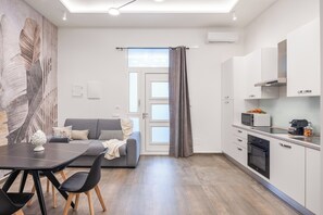 Apartamento Confort, 1 cama de matrimonio grande con sofá cama, Se admiten mascotas | Zona de estar | Una Smart TV, Netflix, un altavoz inteligente, servicios de streaming
