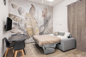 Comfort Apartment, 1 King Bed with Sofa bed, Pets allowed | Living area