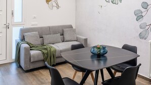 Leilighet – comfort, 1 kingsize-seng med sovesofa, ikke-røyk | Oppholdsområde | En 55-tommers smart-TV med Parabol-TV samt Netflix og smarthøyttalere