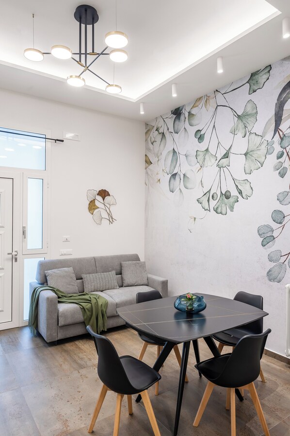 Apartament Comfort, 1 llit de matrimoni gran i sofà llit, no fumadors | Sala d'estar | Televisor intel·ligent, Netflix i altaveus intel·ligents