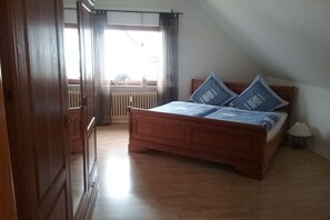 2 bedrooms, desk, free WiFi, bed sheets