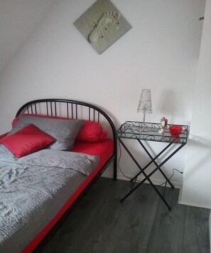 2 camere, una scrivania, Wi-Fi gratuito, lenzuola