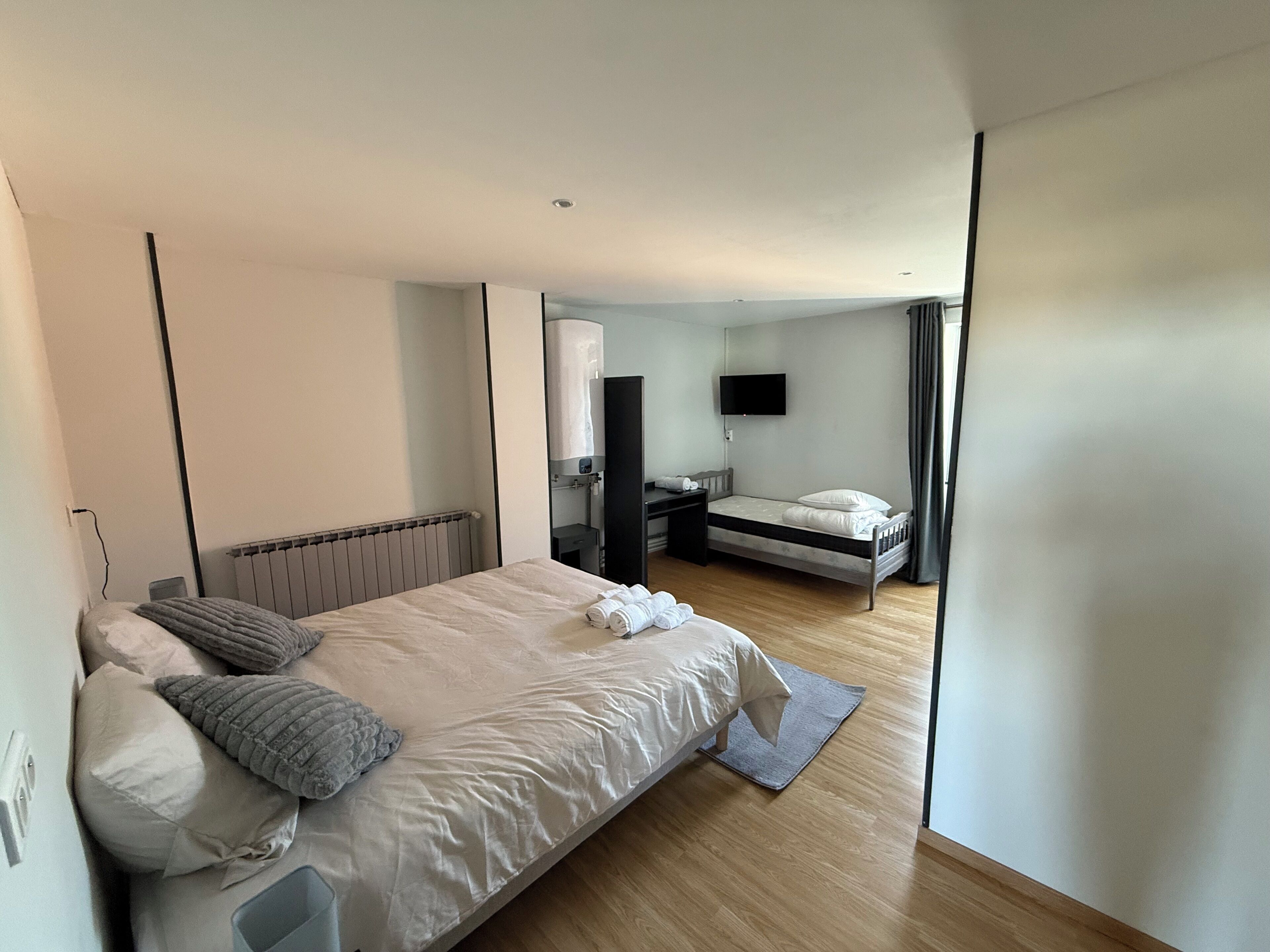 5 bedrooms, iron/ironing board, WiFi, bed sheets