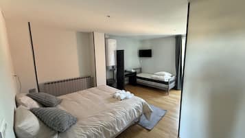 5 bedrooms, iron/ironing board, WiFi, bed sheets