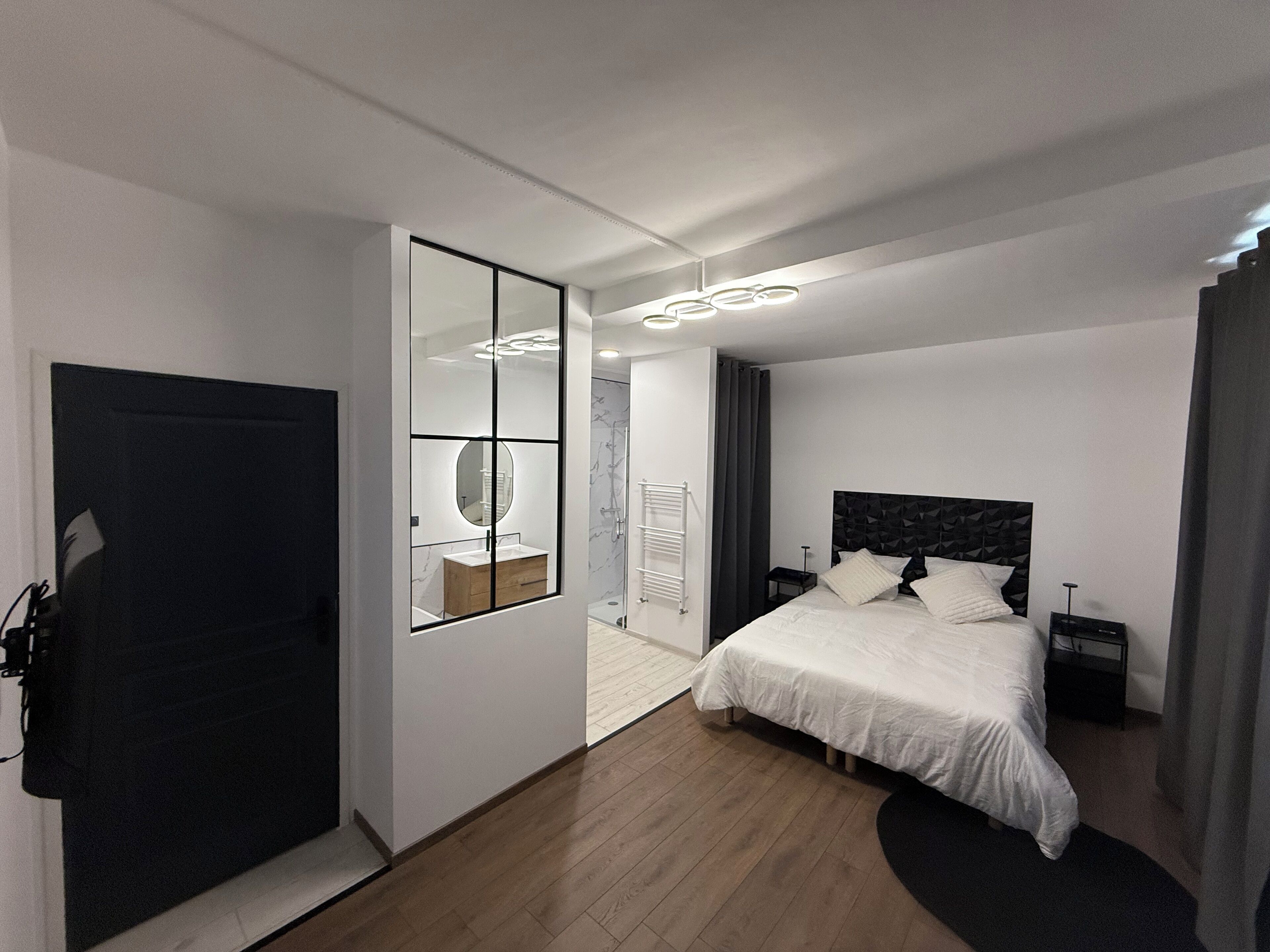 5 soverom, strykejern/-brett, wi-fi og sengetøy