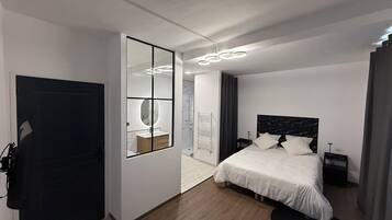 5 habitaciones, tabla de planchar con plancha, wifi y ropa de cama