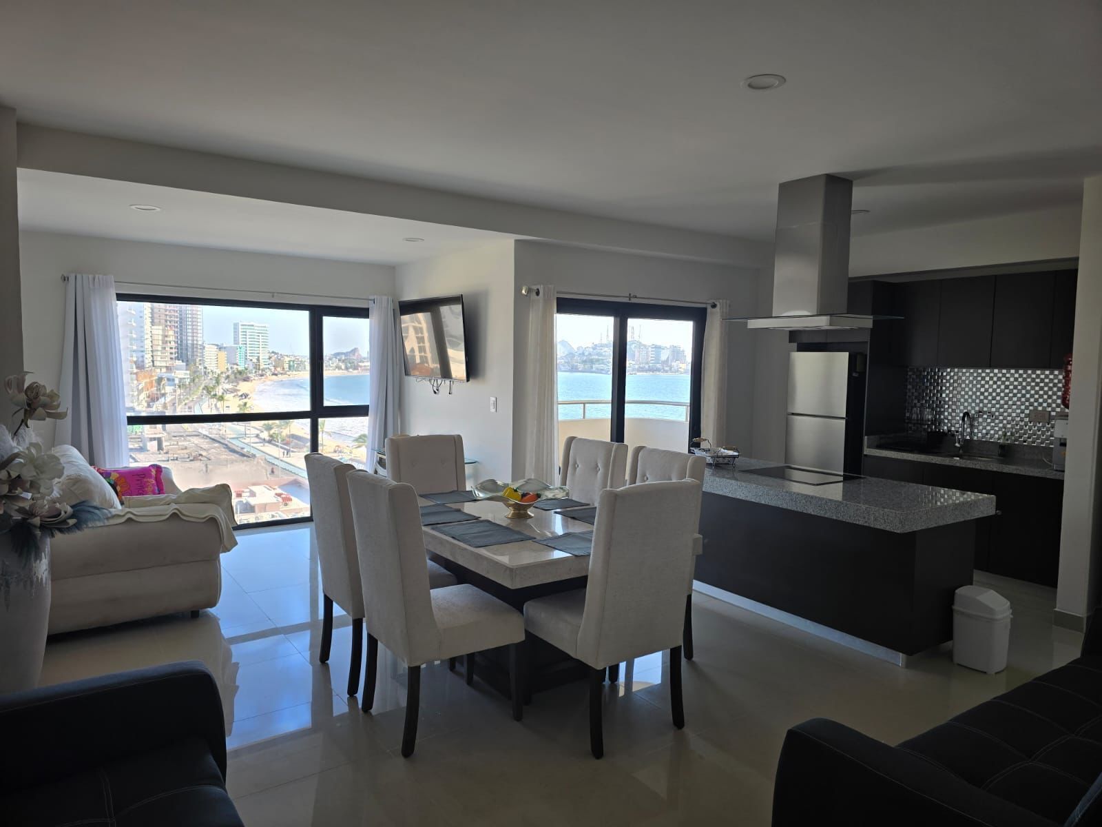 Deluxe-Apartment, Balkon, Stadtblick | Wohnbereich