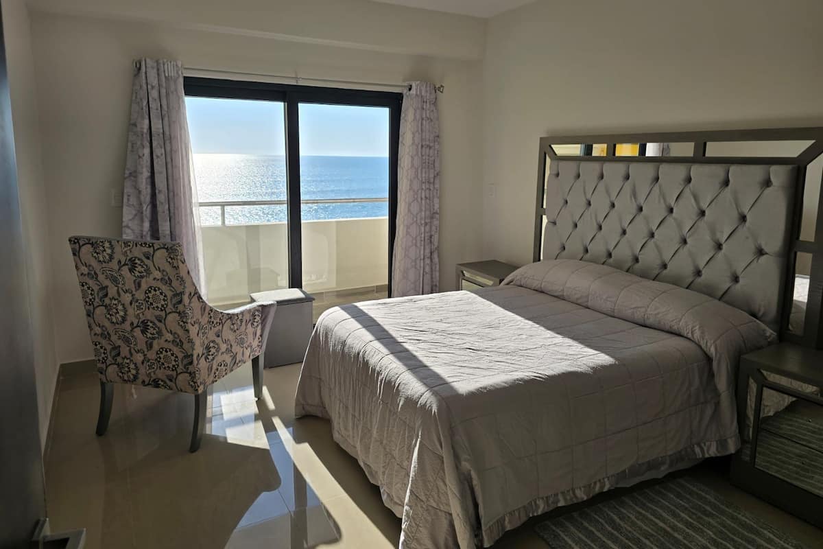 Căn hộ Deluxe, ban công, quang cảnh thành phố | Màn/rèm cản sáng, bàn ủi/dụng cụ ủi quần áo