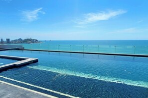 Outdoor pool - Vive Stay (Mazatlán)