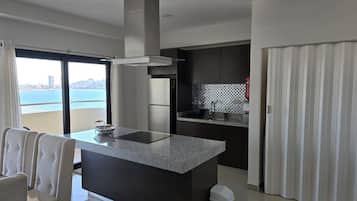 Deluxe Apartment, Balcony, City View | Private kitchen | Full-size fridge, microwave, stovetop, cookware/dishes/utensils