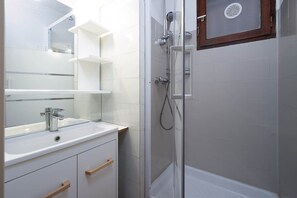 Shower, hair dryer - Apartment in Agde near Beach & Heated Pool (Agde)
