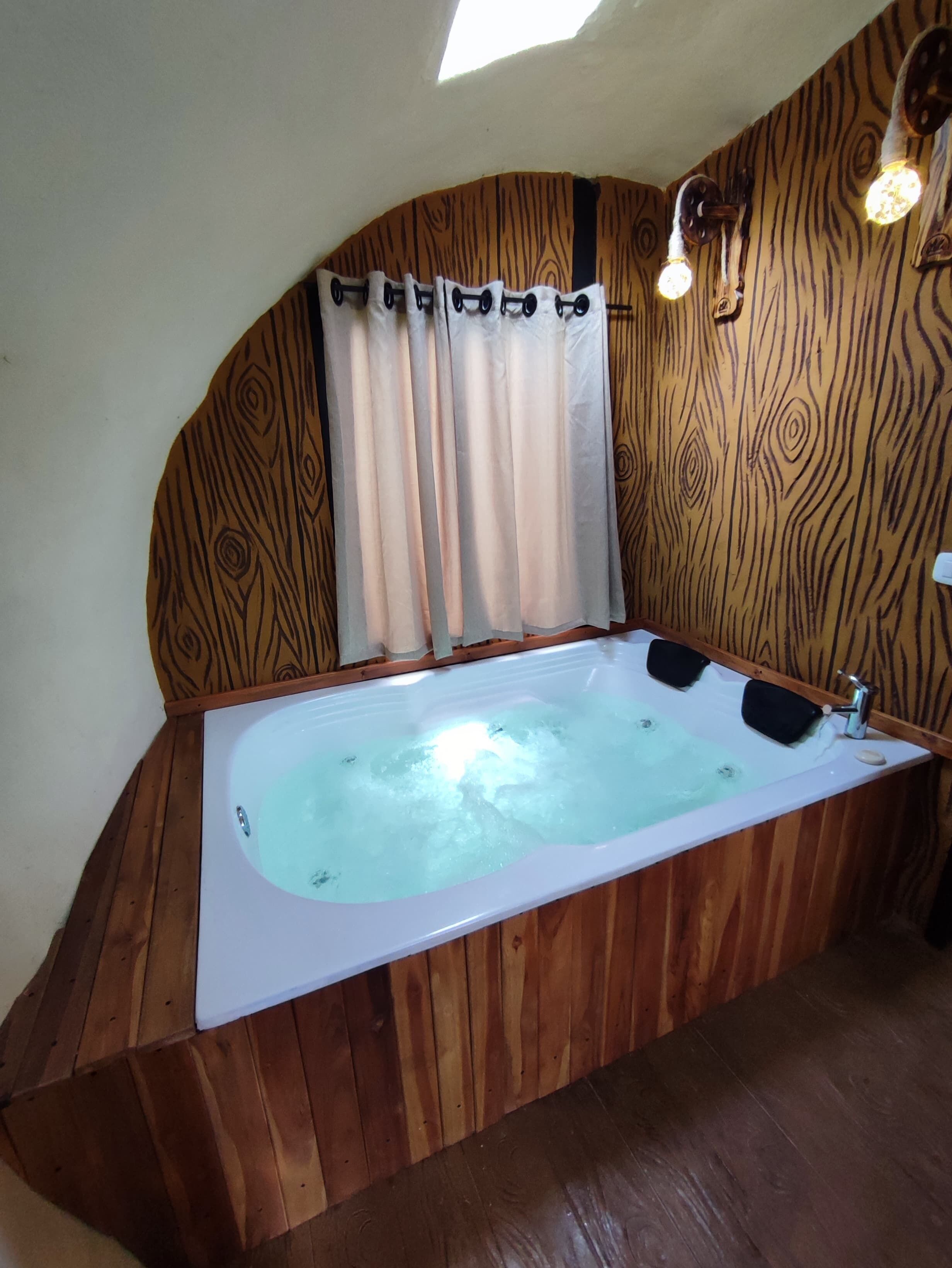 Chalet rustique Deluxe, animaux de compagnie acceptés, vue sur le jardin | Baignoire à remous privée