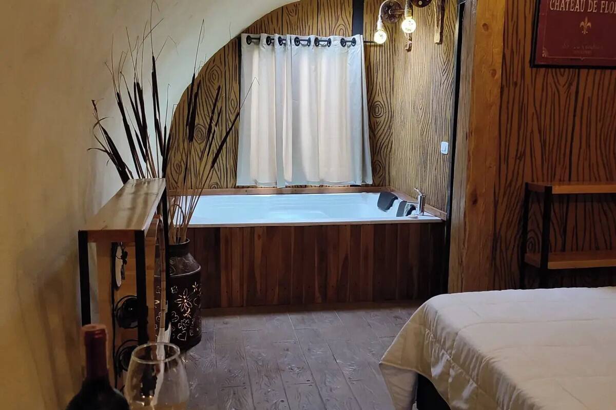 Deluxe Cabin, Haiwan Kesayangan Dibenarkan, Garden View | Meja, ruang kerja komputer riba, Wi-fi percuma