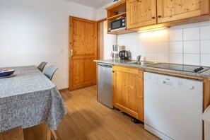 Réfrigérateur, micro-ondes, plaque de cuisson, lave-vaisselle